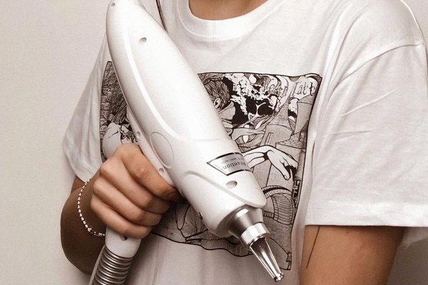 How does the laser equipment works