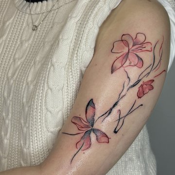 Акварельна квіткова тату на плечі