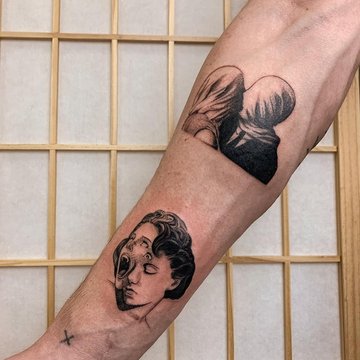 Сюрреалістичні чорні татуювання на передпліччі