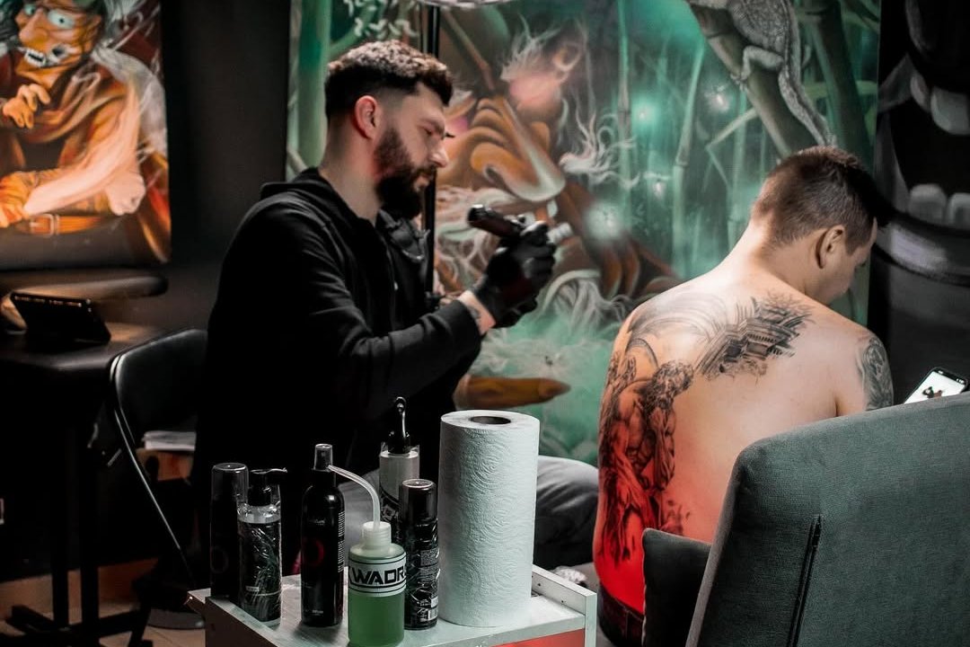 нанесение тату на спину