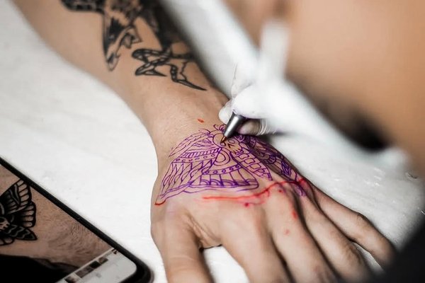 нанесение тату на руку