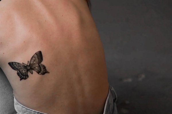 Тату метелик на боці спини