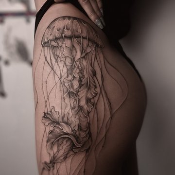 Реалістичне тату медуза на стегні
