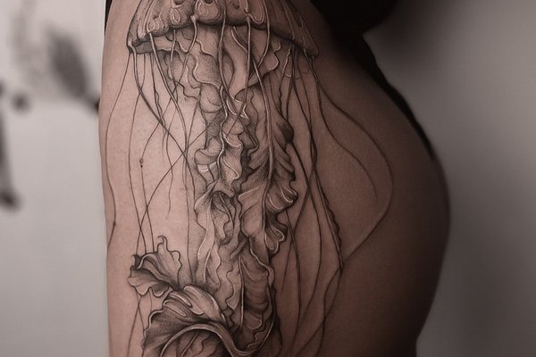 тату на бедре