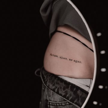 Латинська текстова татуювання на боці