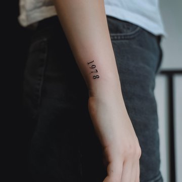 Мінімалістичне татуювання 1978 на передпліччі