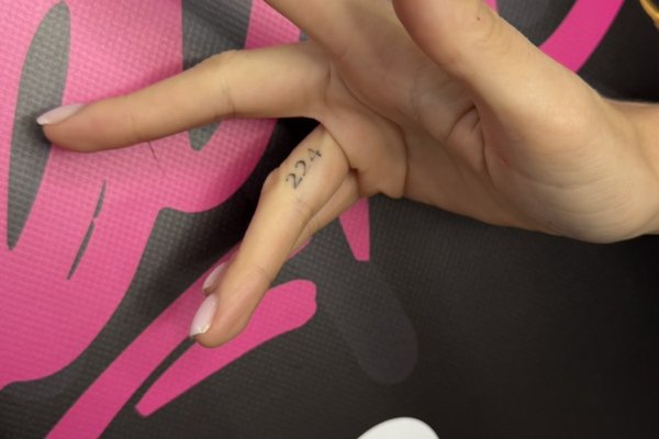 Мини тату на пальце