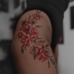 Жіночі татуювання на стегнах