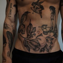 Чоловічі тату на животі