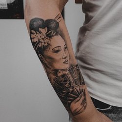 Чоловічі тату на передпліччі