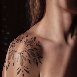 Жіночі тату на плечах