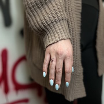 тату на пальцах