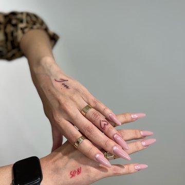 мини тату на пальцах