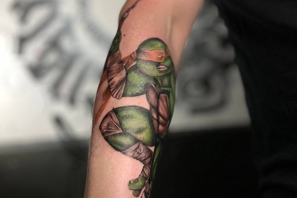 Кольорове тату черепашка-ніндзя на передпліччі