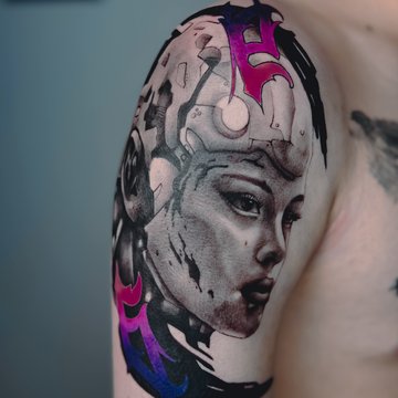 реализм тату кибер-девушки на плече