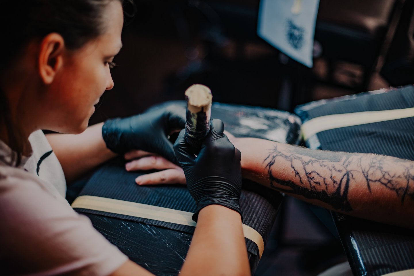 Салон тату, мастер набивает рукав