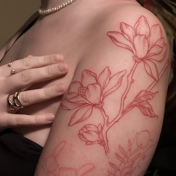 Контур квіткової тату на плечі