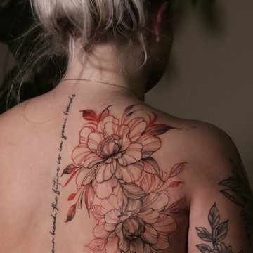 цветочные тату на лопатке