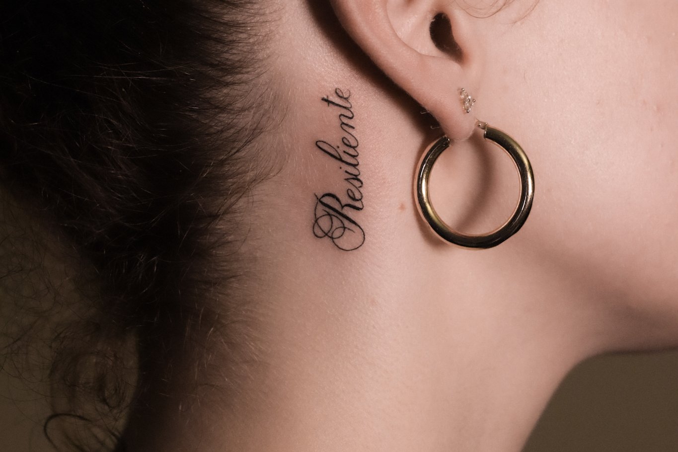 Тату-надпись за ухом 