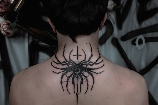 Тату павук на спині