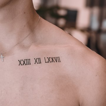 Татуювання римські цифри на ключиці