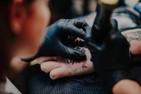 тату на пальцах