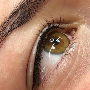 Перманентный макияж век с тонкой межресничной линией