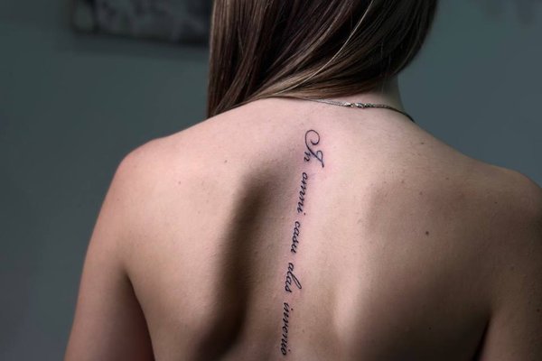 тату надпись на спине