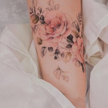 Нежные цветы с веточками на кисти