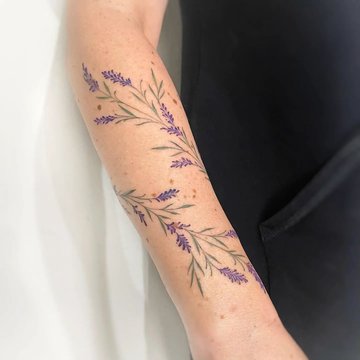 Веточки лаванды на руке