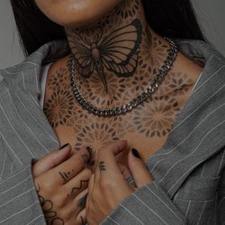 Жіночі тату на шиї