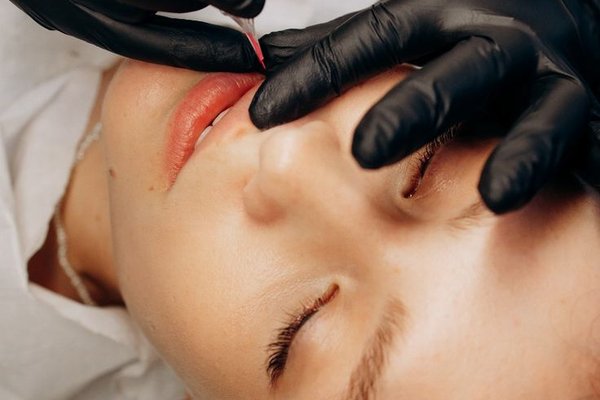 губы, перманентный макияж в процессе нанесения