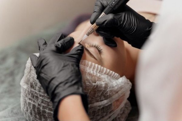 Процедура перманентного макияжа бровей в процессе нанесения