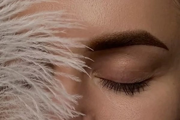 Перманентный макияж бровей с аккуратной формой и естественным оттенком