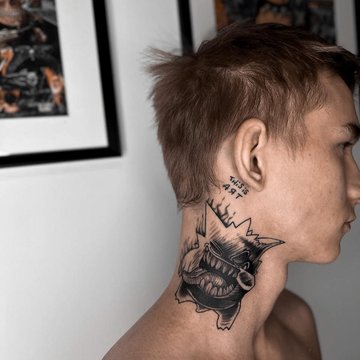 тату акула на шиї