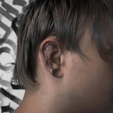 тату на ухе