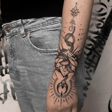 Тату лотос дотворк на передпліччі