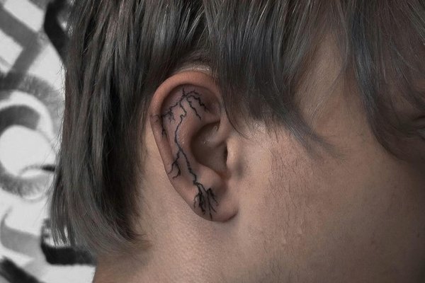 Тату блискавка на вусі 