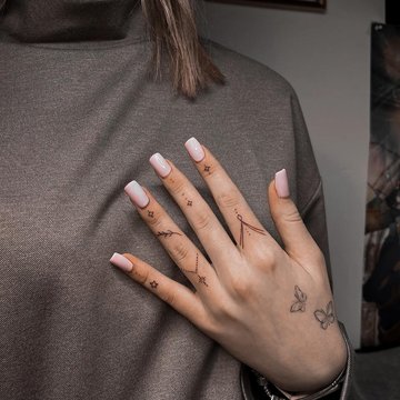 тату на пальцах