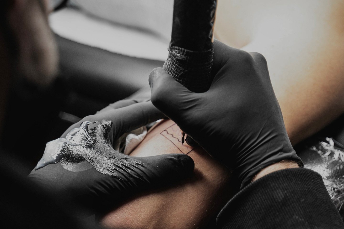 процесс нанесения тату