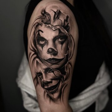 Реализм тату клоун на плече