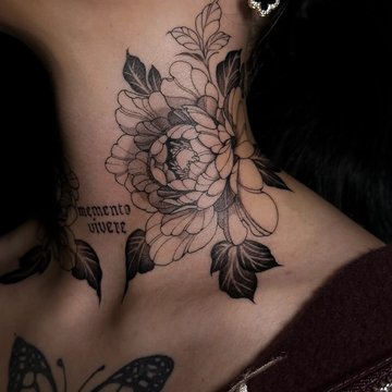 тату на шее цветок