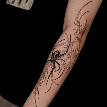Чорний павук тату на передпліччі