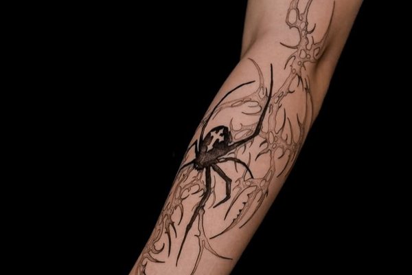 тату паук на руке