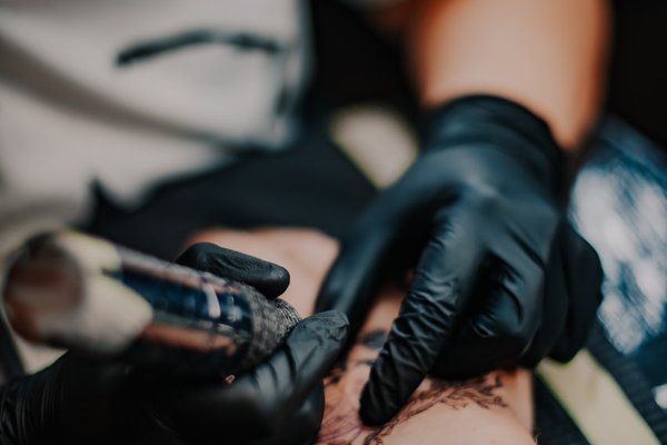 Процес нанесення тату 