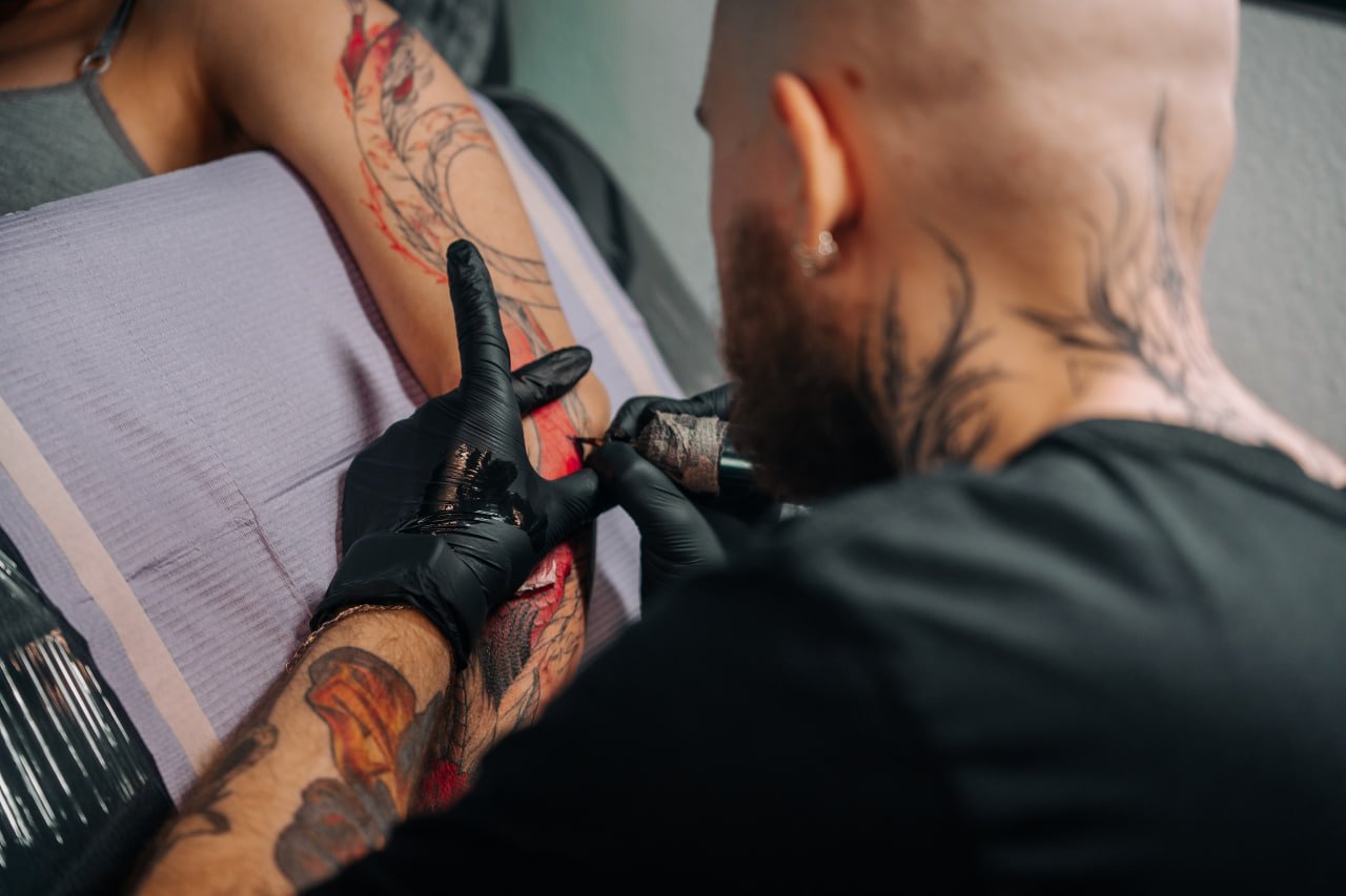 нанесение тату на руку
