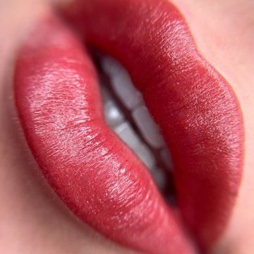 Перманентний макіяж губ яскравий відтінок