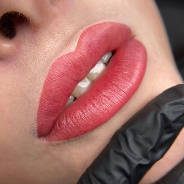 Перманентний макіяж губ робота майстра