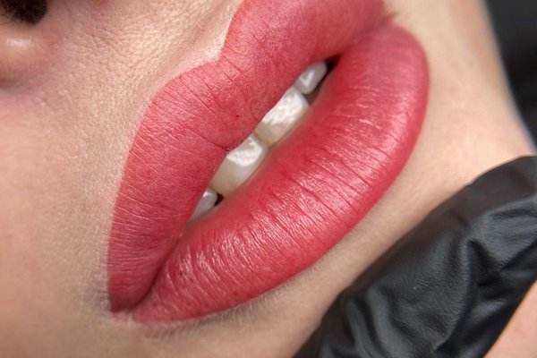 Перманентний макіяж губ рожевий відтінок