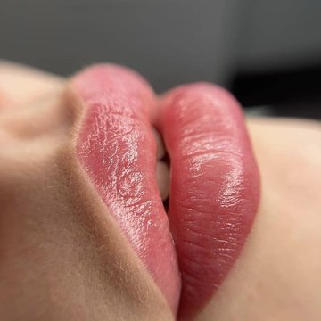 Перманентний макіяж губ рожевий глянець
